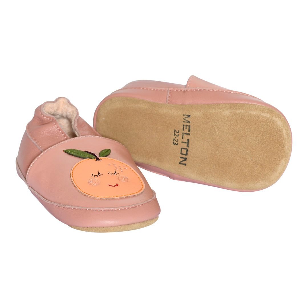 Orangefarbene Lederpantoffeln